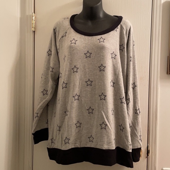 (1X) Plus Size Star Print Sweater - Picture 2 of 5
